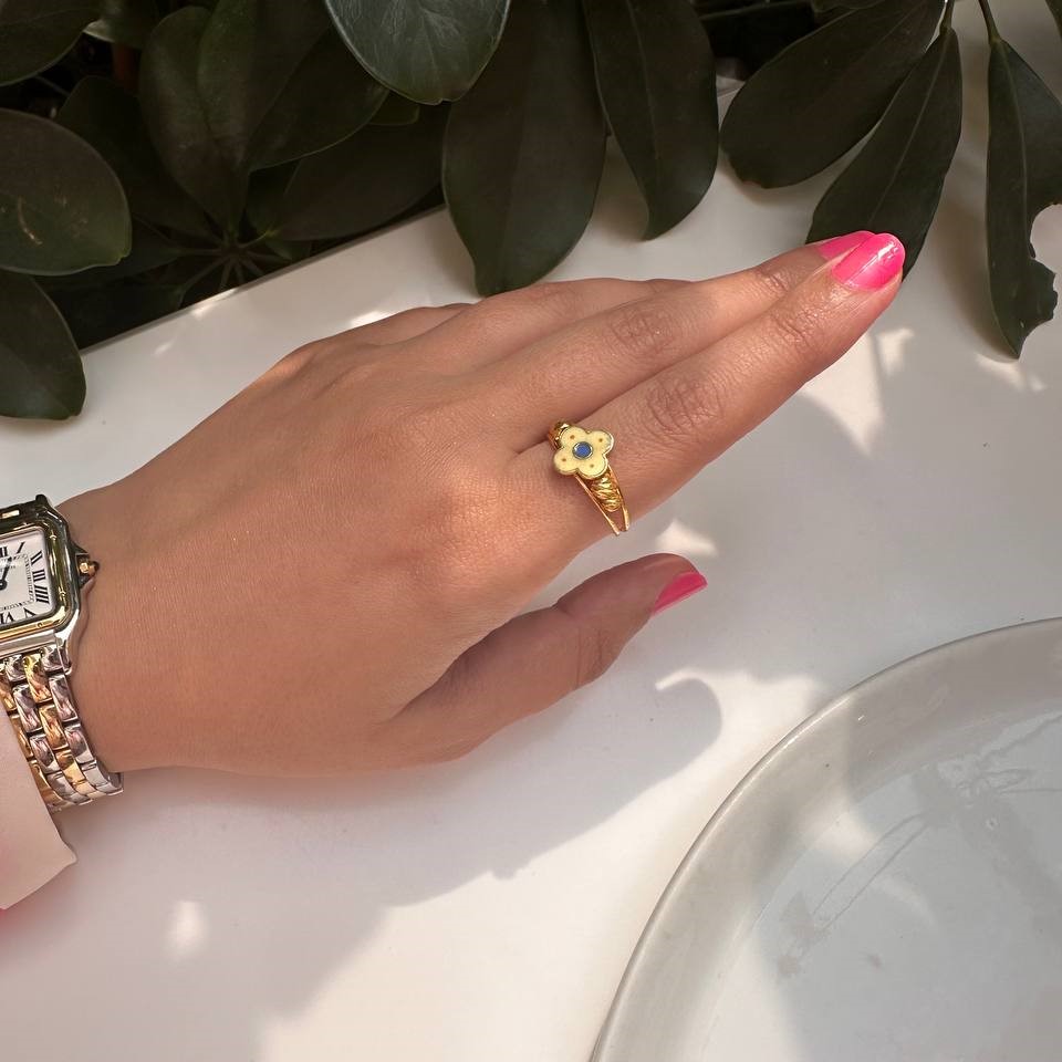 Flower offwhite ring