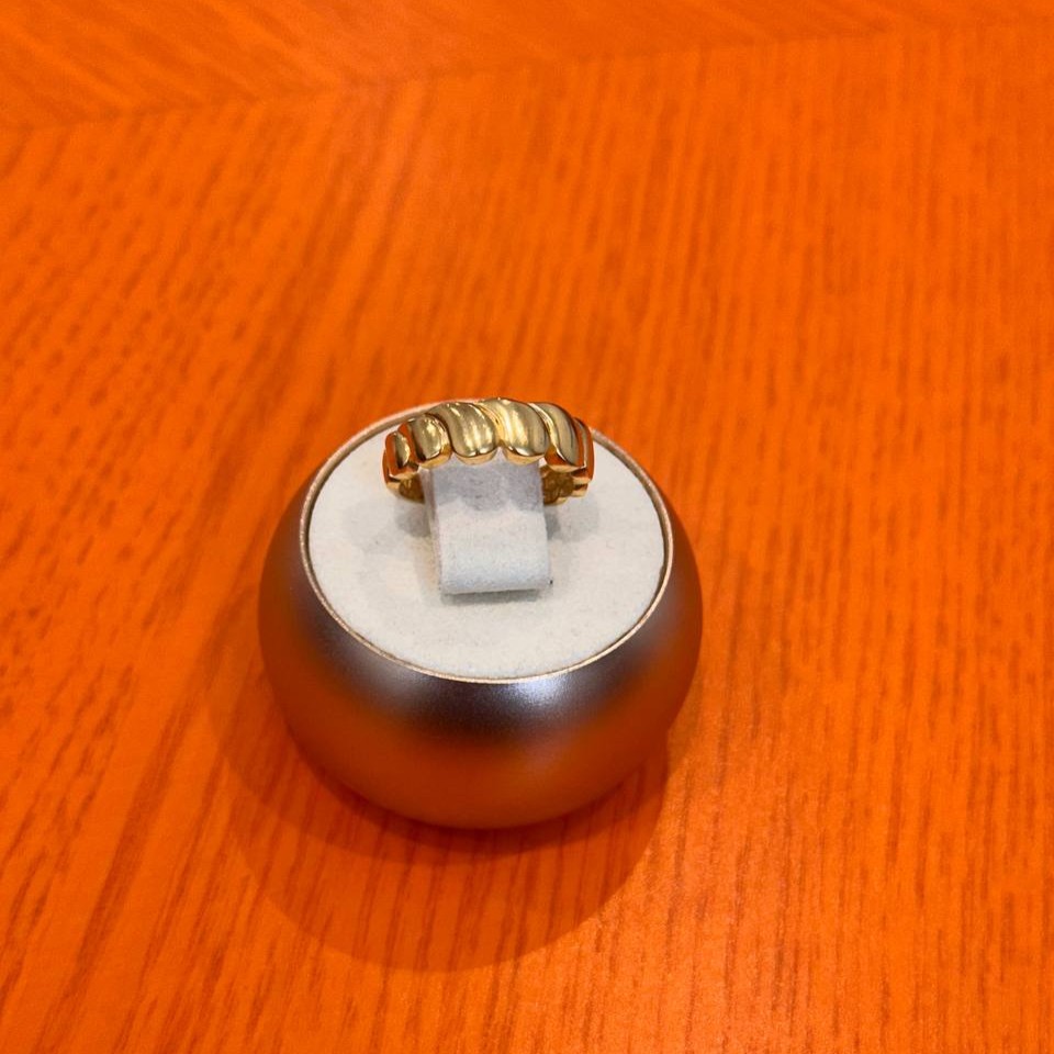 Croissant ring