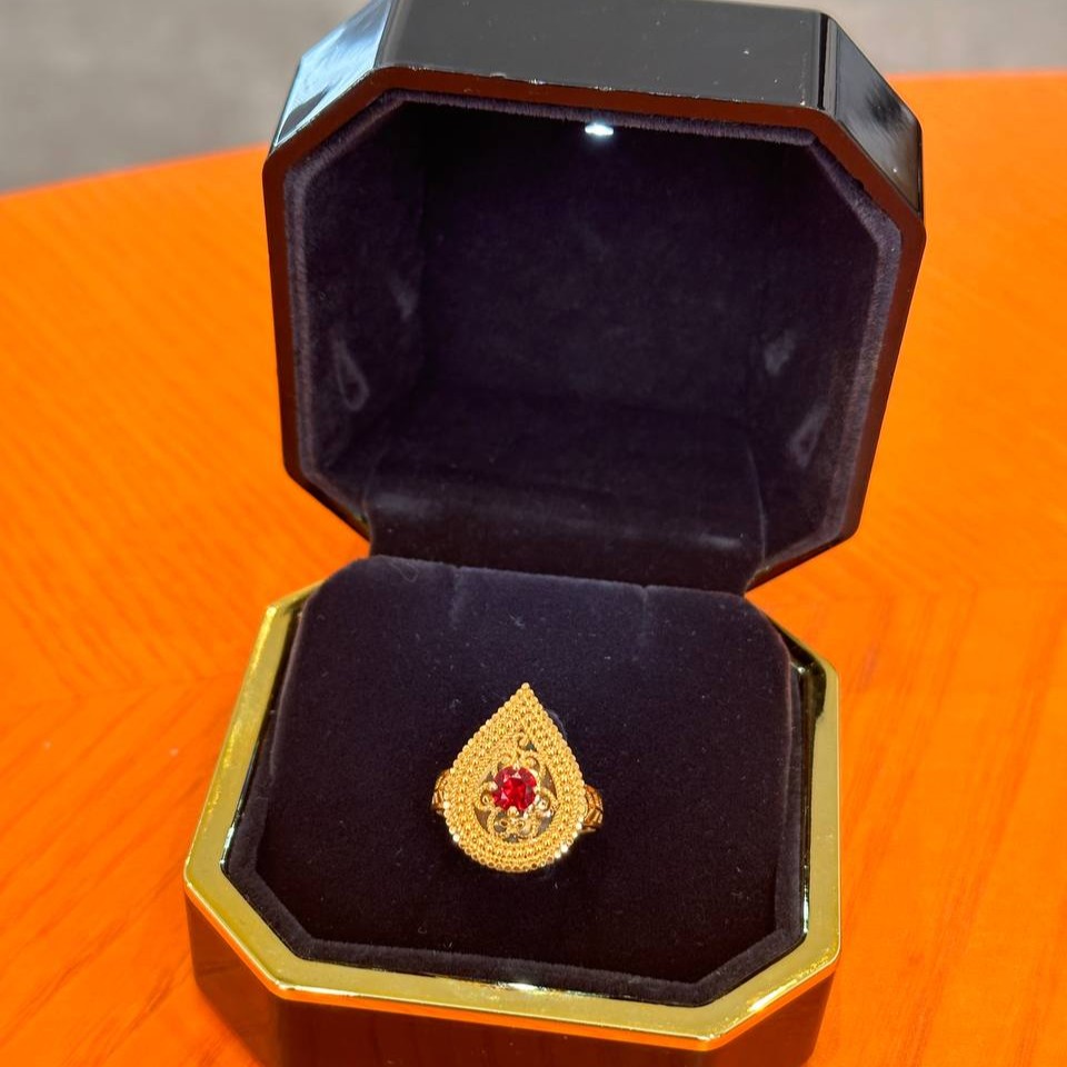 Shahed ring with red gemstone