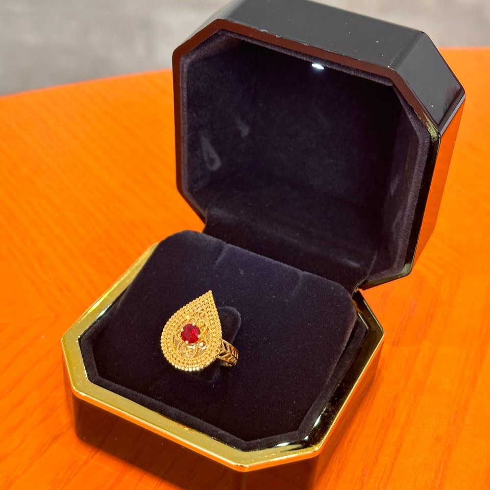 Shahed ring with red gemstone