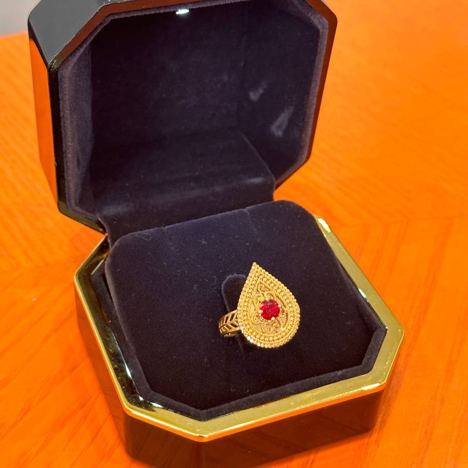 Shahed ring with red gemstone