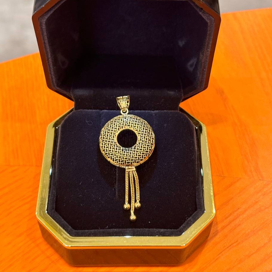 Big circle charm