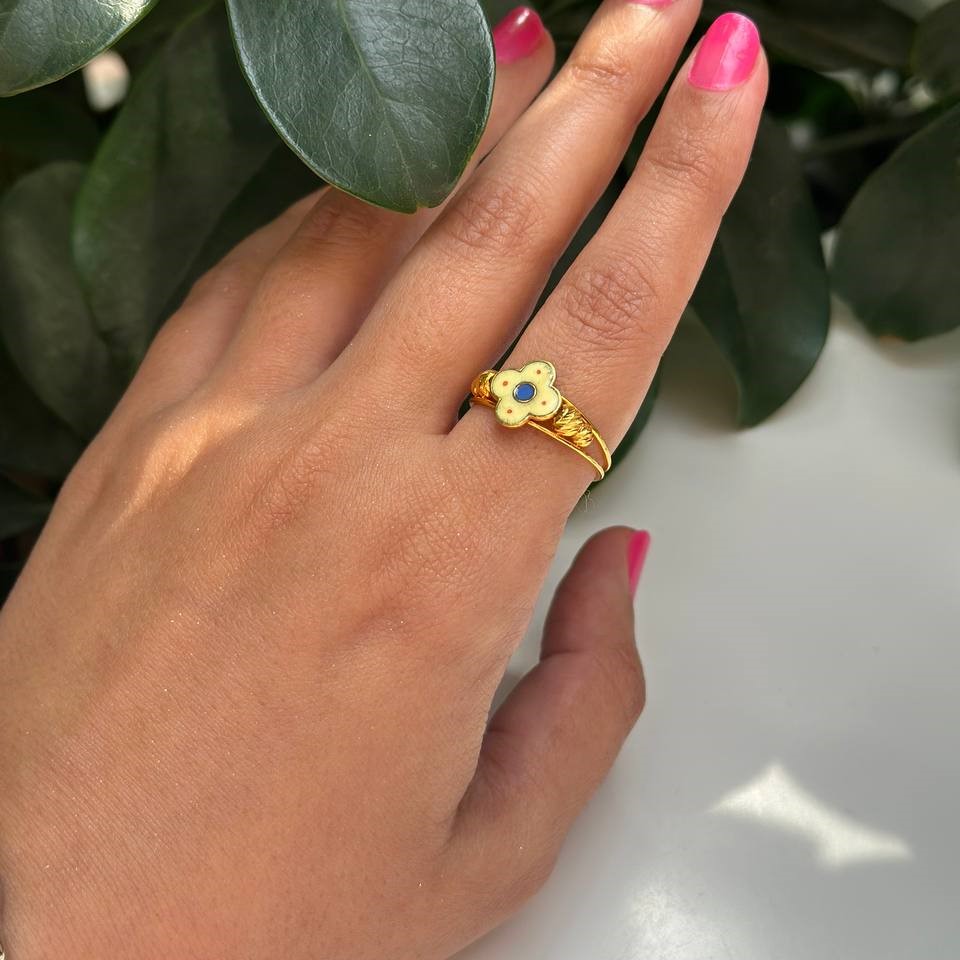 Flower offwhite ring