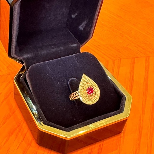 Shahed ring with red gemstone