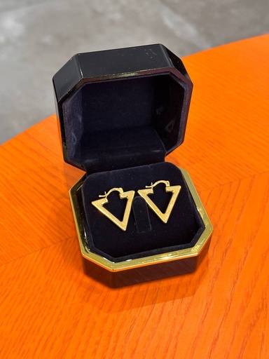 أقراط مثلثة صغيرة